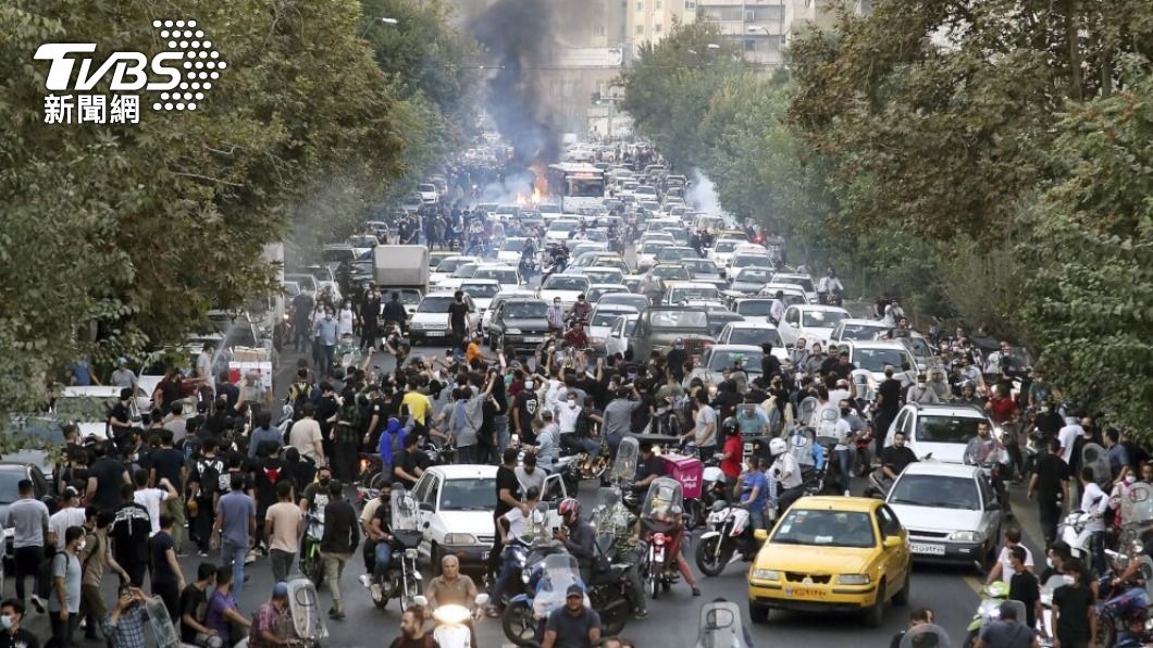 伊朗政府殘暴鎮壓大規模示威，導致數百人死亡。（圖／達志影像美聯社）