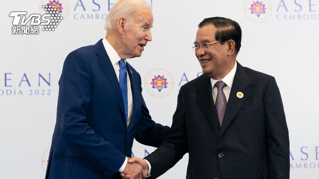 柬埔寨總理洪森與美國總統拜登在東協峰會開始前握手致意。（圖／達志影像美聯社）