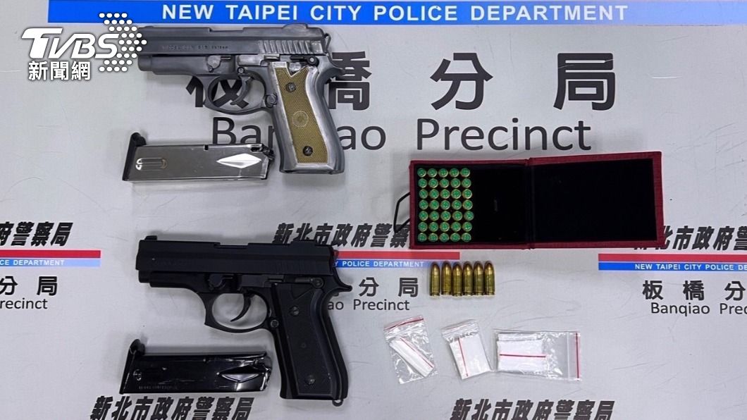 警方查扣兩把手槍和子彈，以及毒品海洛因。（圖／TVBS）