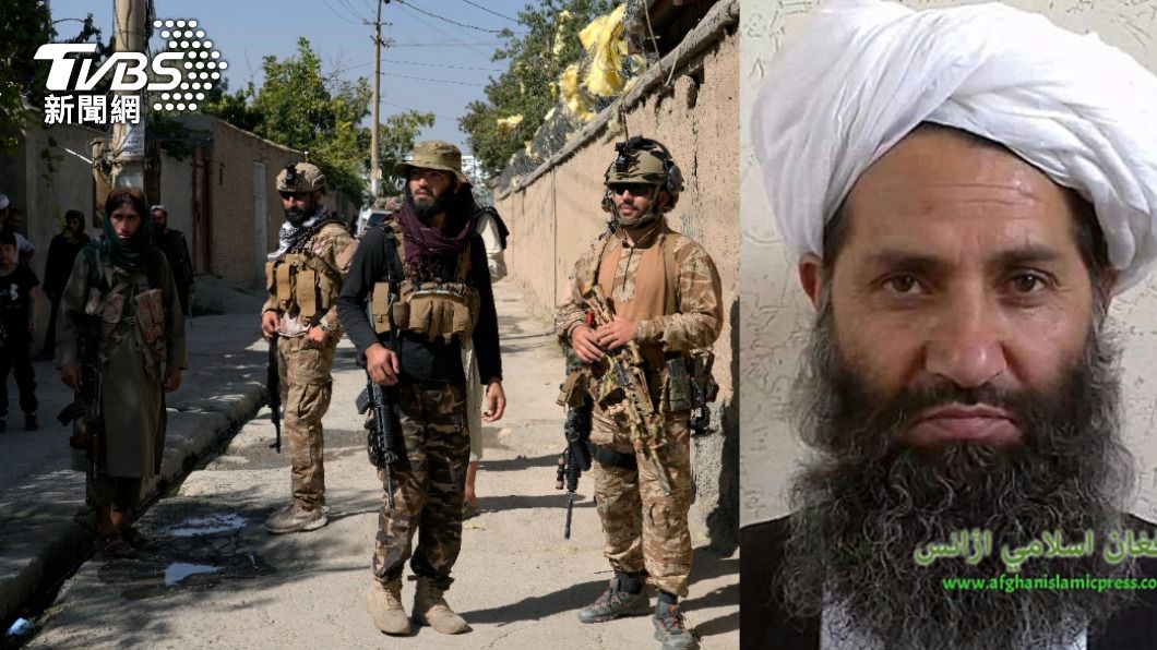 塔利班最高領袖艾昆薩達（右）下令實施伊斯蘭教法。（圖／達志影像美聯社）
