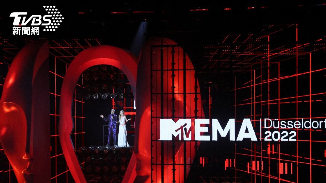 歌手芮塔歐拉與塔伊加維迪提主持本屆MTV歐洲音樂獎（圖／達志影像路透）