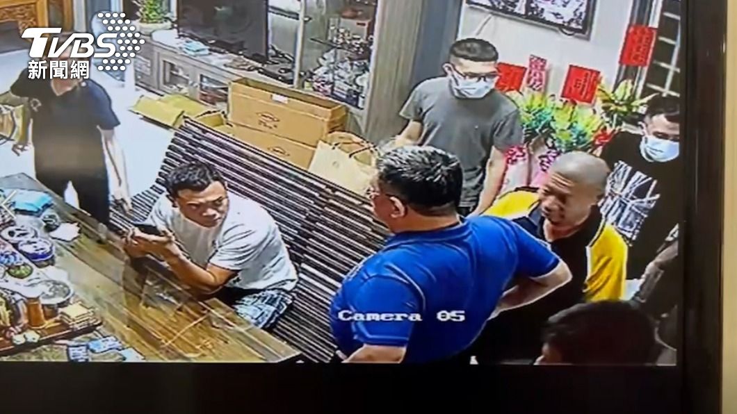 郭再添要陳春日到服務處談判。（圖／TVBS） 屏東再傳選舉暴力！議員候選人動粗　再撂人服務處前叫囂
