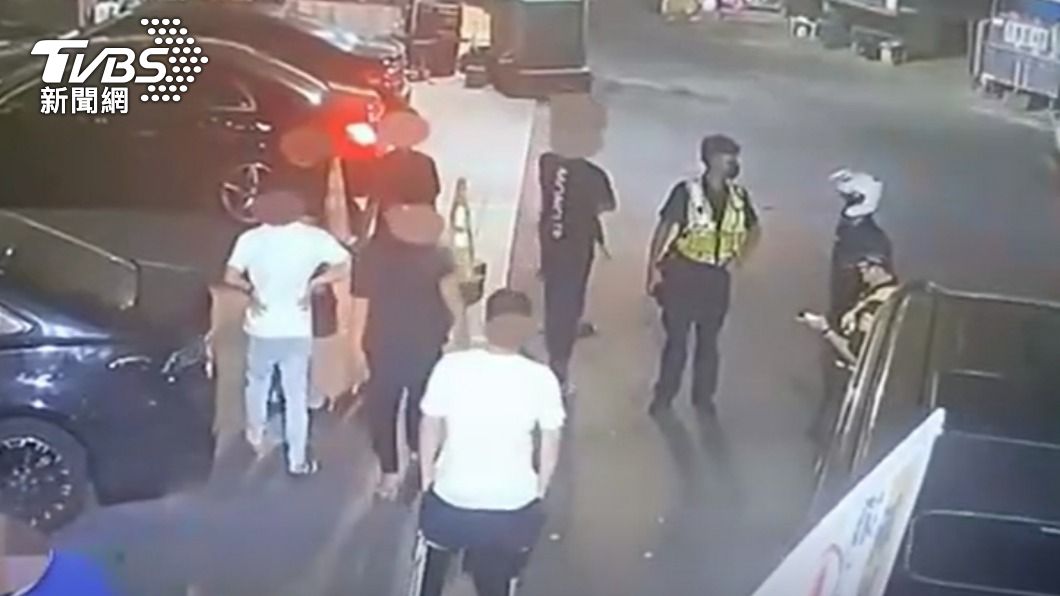 警方派快打部隊勸離。（圖／TVBS） 屏東再傳選舉暴力！議員候選人動粗　再撂人服務處前叫囂