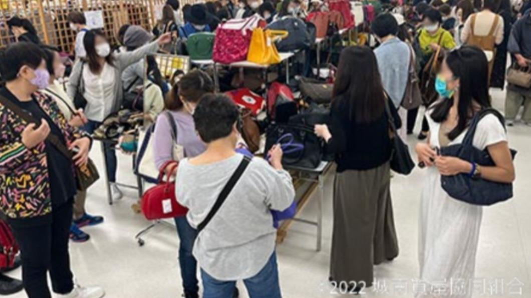 東京半年一度的流當品特賣，名牌包包區擠滿爆買民眾。(圖/ 今年6月特賣現場，翻攝  シッチーのチャリティーフェア LINE官方帳號)