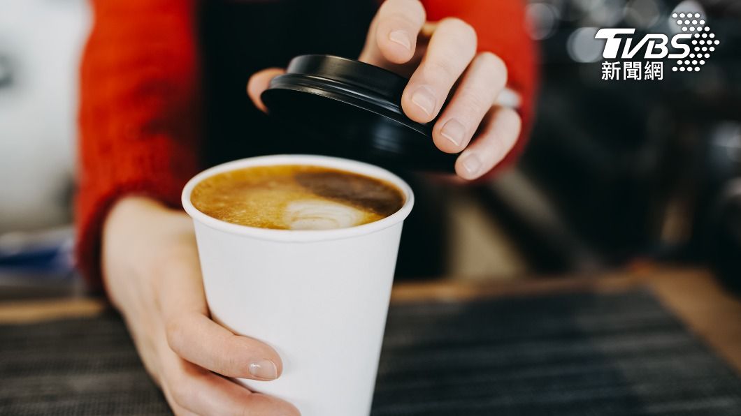 起床喝一杯咖啡，是許多人幫助提神醒腦的方式。 （示意圖／shutterstock達志影像）