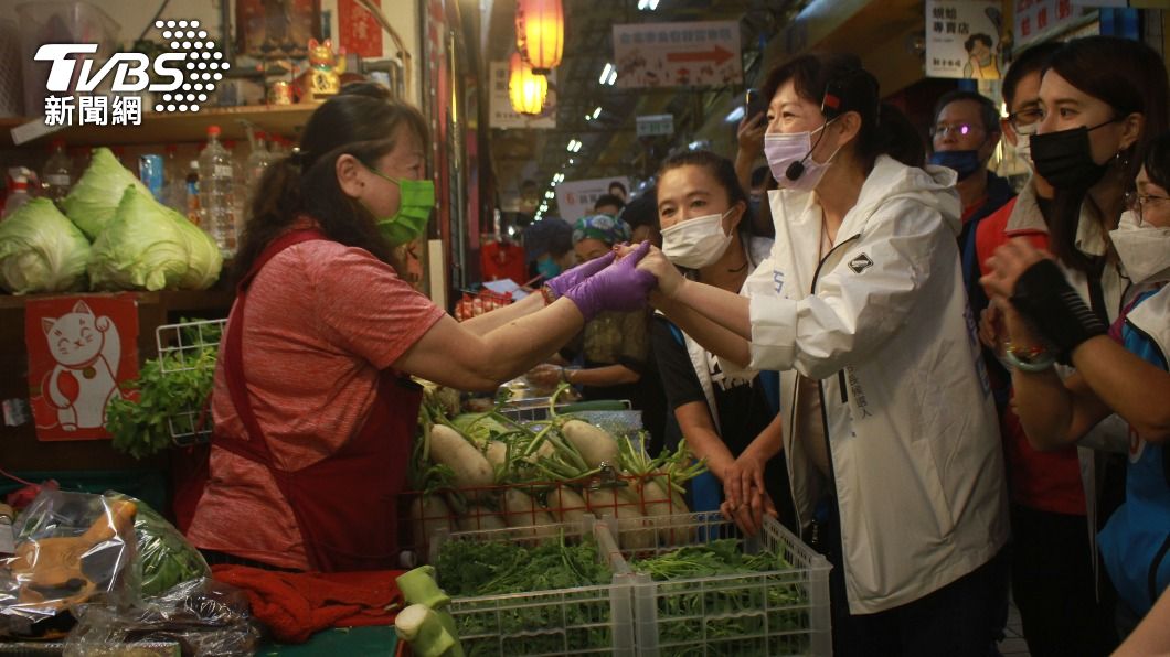 國民黨台北市長候選人蔣萬安的妻子石舫亘今（16）日前往萬華區的市場代夫掃街拜票。（圖／方炳超攝）