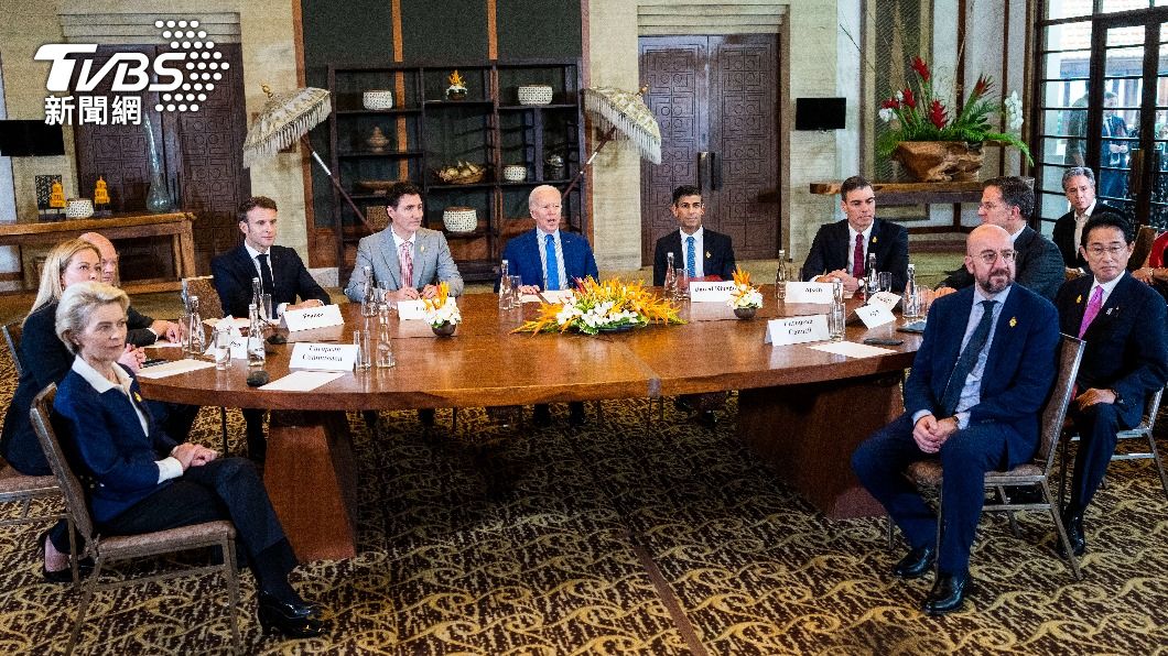 波蘭邊境村莊普熱沃多夫（Przewodow）15日遭俄軍飛彈擊中，美國總統拜登（Joe Biden）緊急與北約成員國及七大工業國（G7）元首召開「圓桌會議」。（圖／達志影像美聯社）