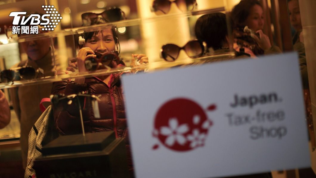 免稅店一向是觀光客去日本購物必去的地方之一，日前卻有7名中國遊客疑似利用免稅優惠，購買大量名牌商品轉賣獲利。圖非當事人。（圖／達志影像美聯社）