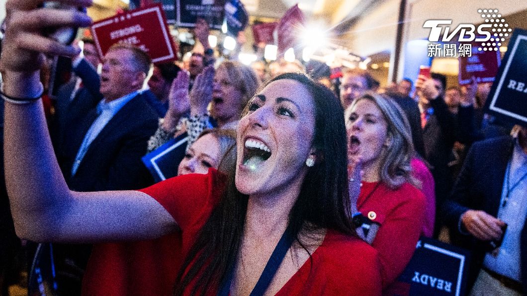 美國期中選舉期間，身穿紅衣、支持共和黨的選民。（圖／達志影像美聯社）