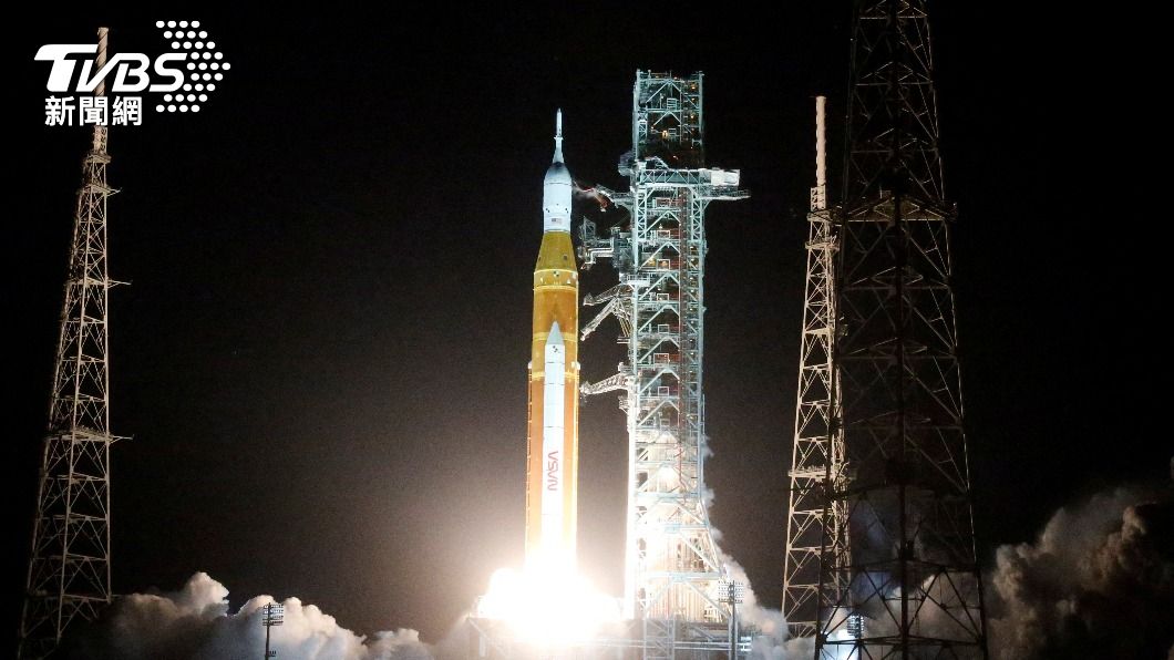 火箭「獵戶座」太空船於當地時間16日晚間在佛州順利升空。（圖／達志影像路透）