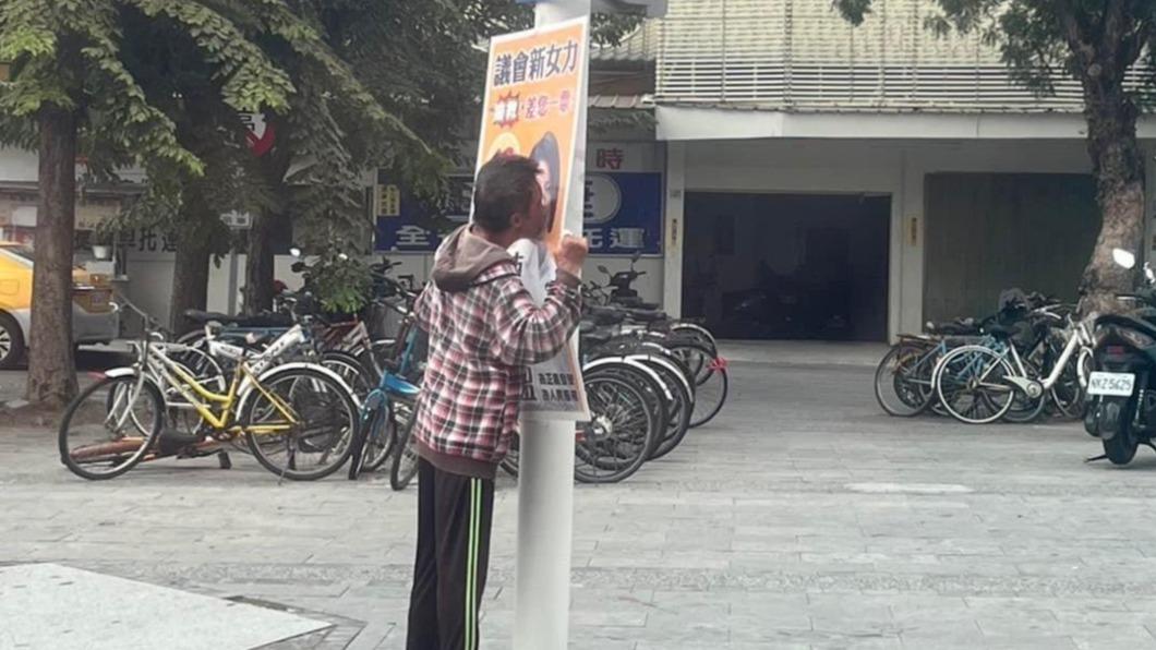 一名男子當街親吻雲林縣議員候選人陳芳盈的看板。（圖／臉書社團「路上觀察學院」）