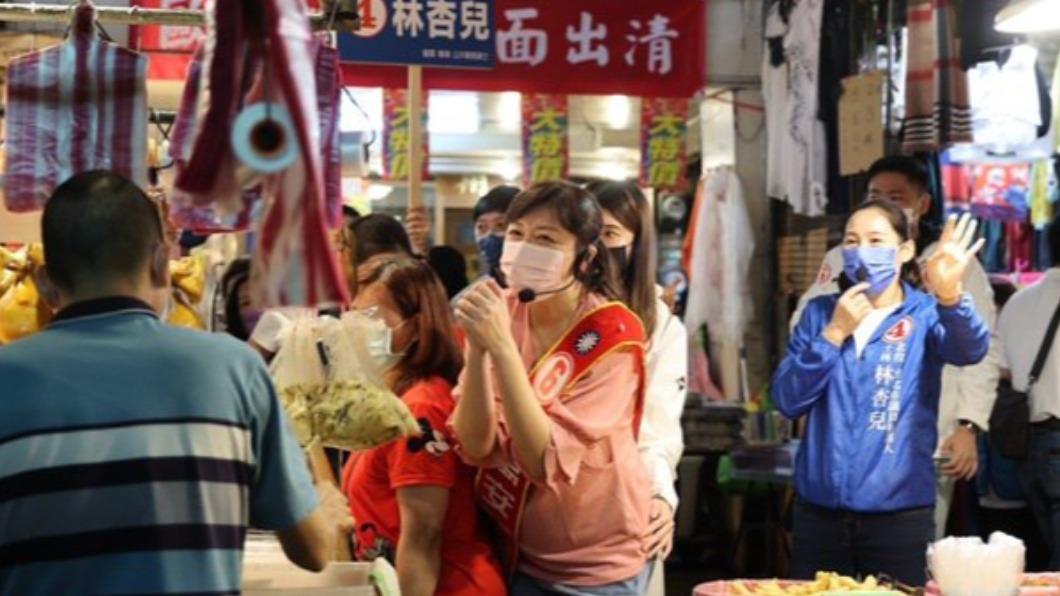 台北市長候選人蔣萬安的夫人石舫亘向攤商拜票。（圖／蔣萬安競選辦公室提供）