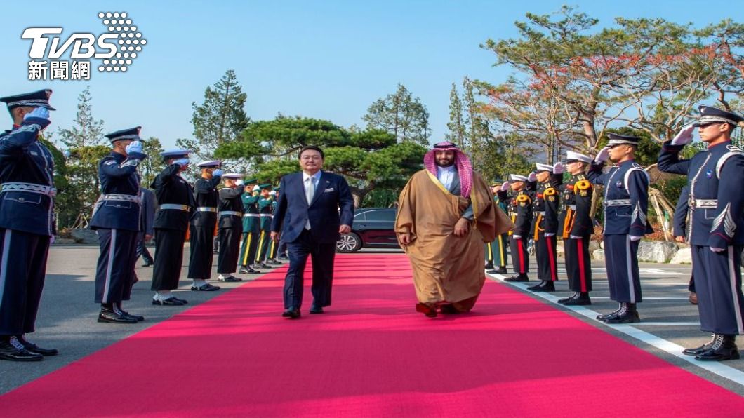 沙國王儲穆罕默德沙爾曼，在印尼峇里島出席G20高峰會後，17日抵達首爾訪問，會見南韓總統尹錫悅。（圖／路透社）