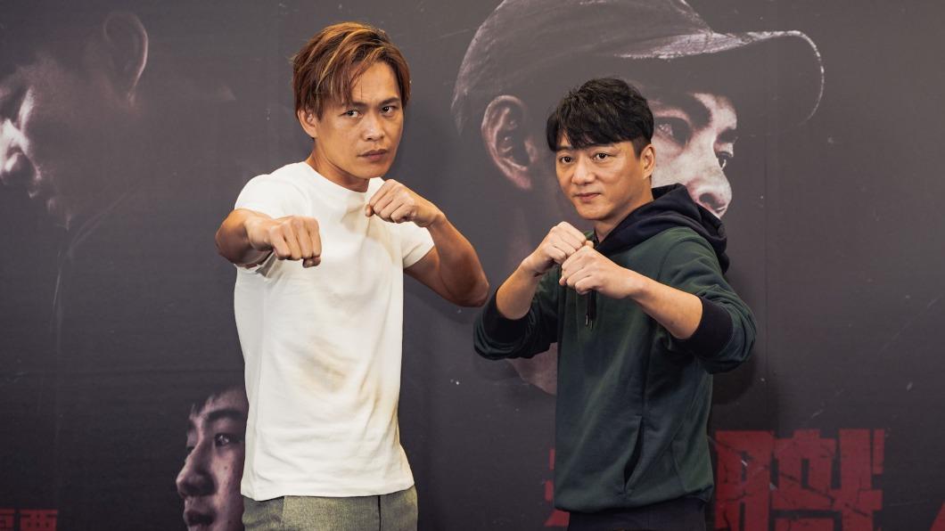 藍葦華（右）、黃鐙輝在《拳職人員》飾演兄弟。（圖／公視台語台提供）