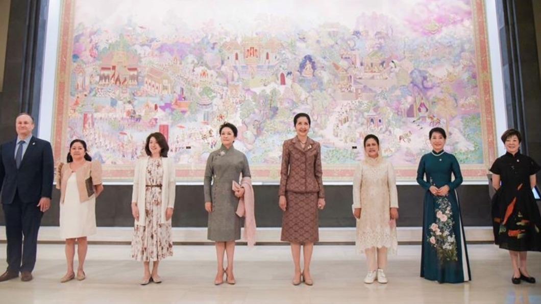 泰國第一夫人娜拉蓬（右4）邀APEC領袖配偶訪博物館。（圖／翻攝自APEC 2022 Thailand臉書）