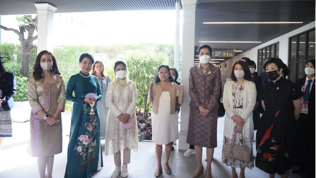 張忠謀夫人張淑芬與各國領袖配偶參訪。（圖／翻攝自APEC 2022 Thailand  facebook      ）