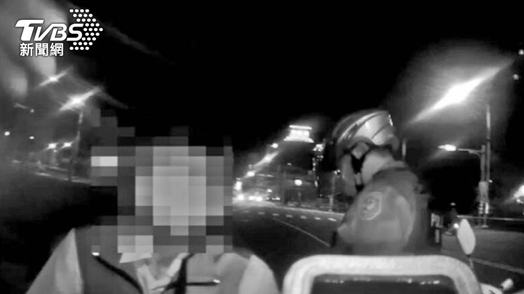 男子深夜騎著破損的機車上路，引發員警關注。（圖／TVBS）