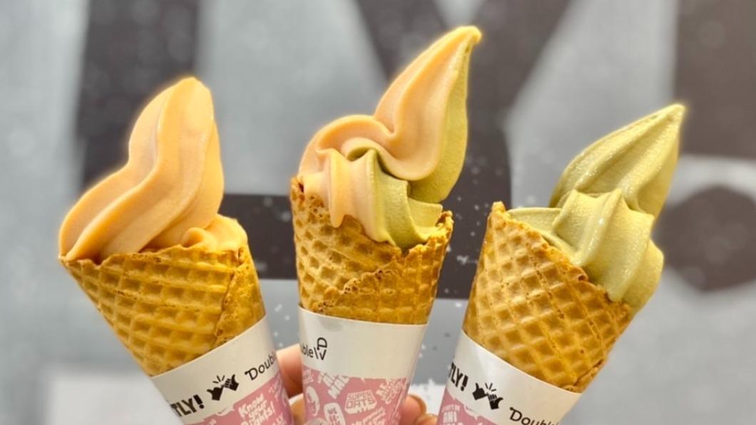 與冠軍冰品Double V合作的雙口味「燕麥奶霜淇淋」，也有MIX版可選。（圖／食尚玩家）
