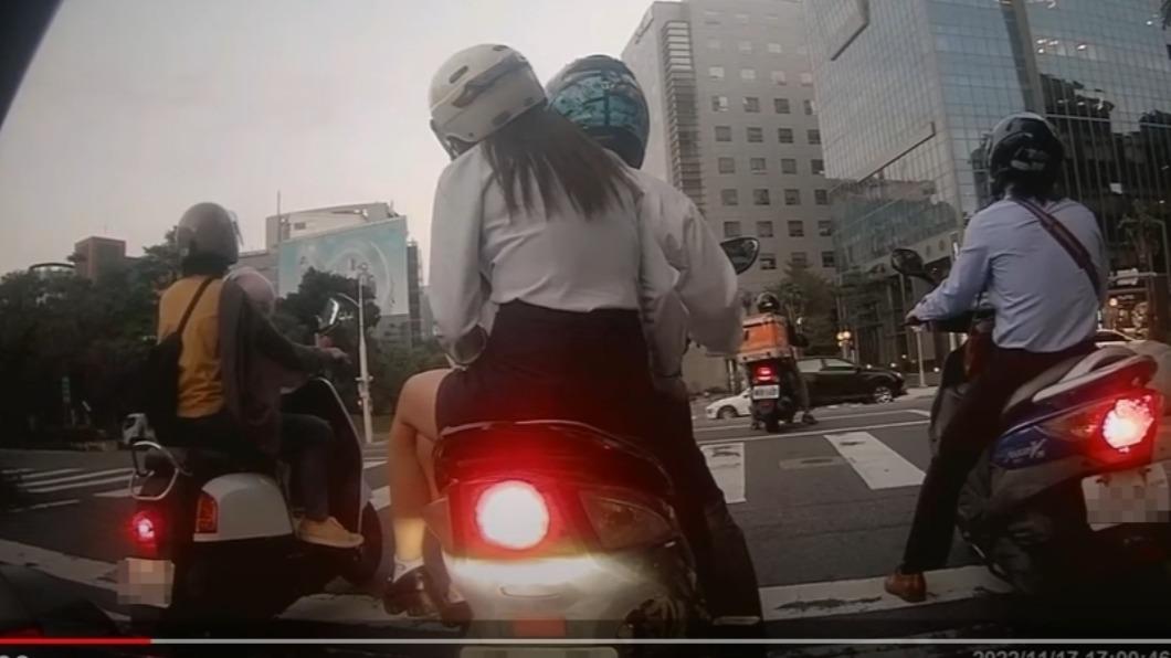 有民眾等紅燈時，見到前方機車後座女子違規側坐。（圖／翻攝自WoWtchout地圖型 行車影像分享平台 YouTube頻道）