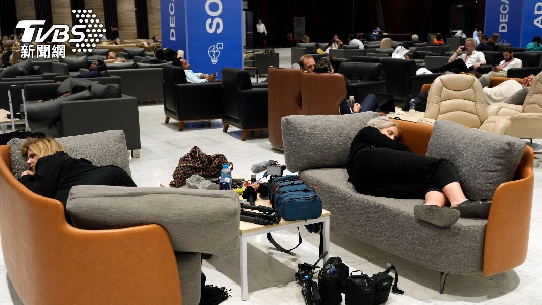 外媒及工作人員在閉幕式外的大廳睡成一團。（圖／達志影像美聯社）