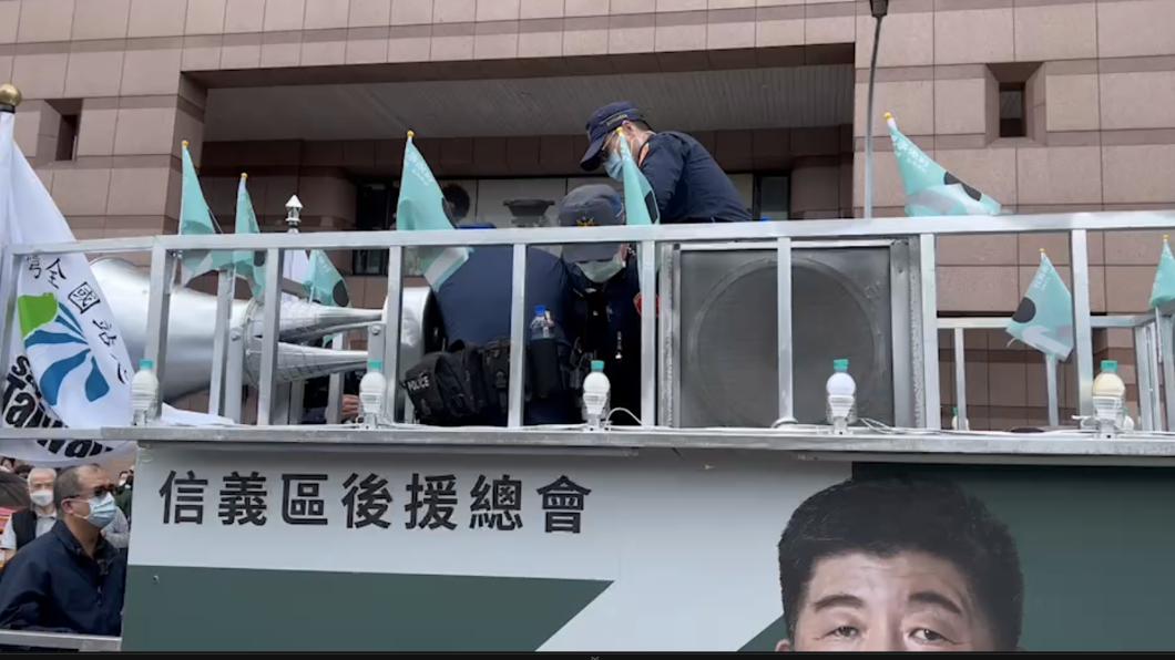 民進黨台北市長候選人陳時中今下午遊行時，一名男子手持利刃衝上宣傳車，遭警察緊急架離。（圖/TVBS）