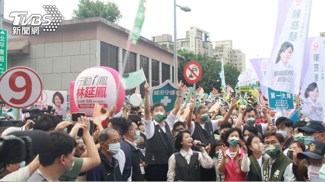 民進黨台北市長候選人陳時中舉辦遊行，人潮擠爆陳時中競總外面。（圖／方炳超攝）