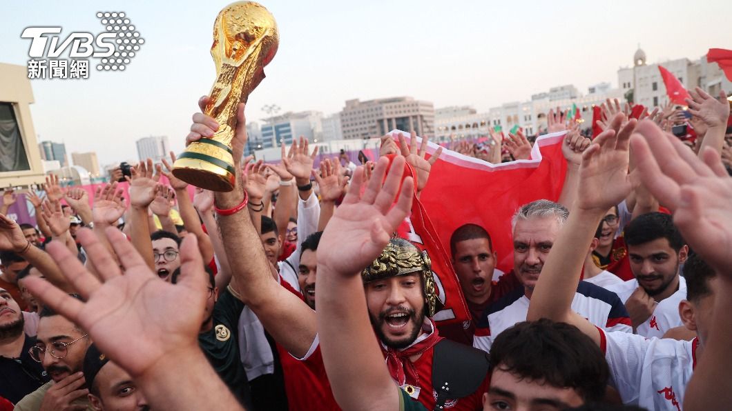 突尼西亞的球迷聚集於卡達首都多哈（Doha）慶祝世足賽的到來。（圖／達志影像路透）