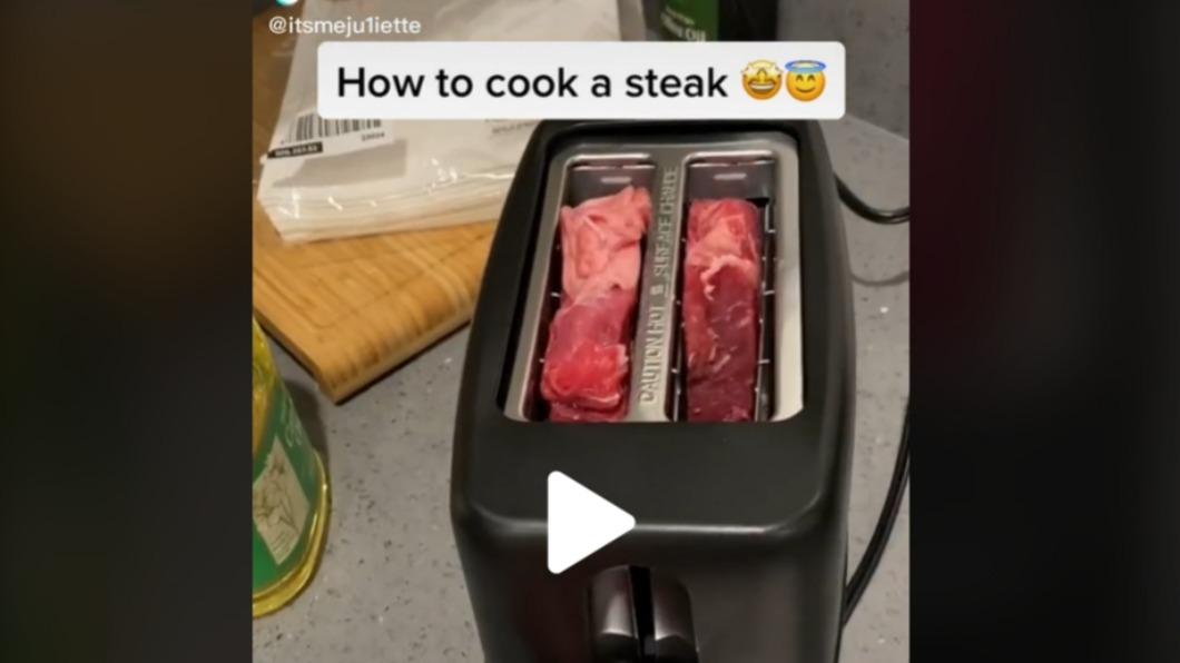 使用烤麵包機去煎牛排，該影片在TikTok獲得破百萬點閱。（圖/翻攝自TikTok）