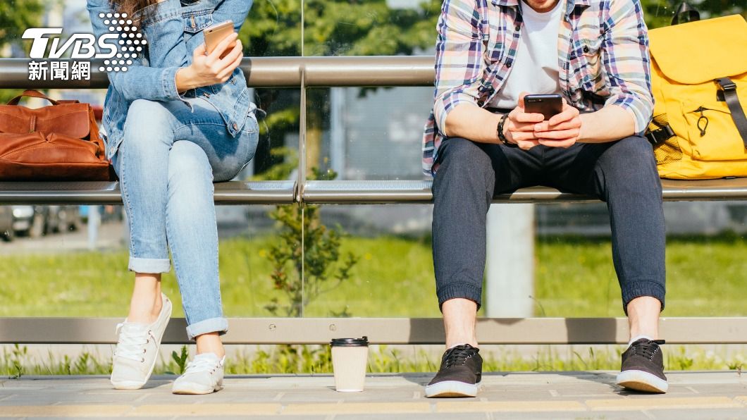 女網友在公車站意外捲入情侶爭吵事件。（示意圖／shutterstock達志影像）