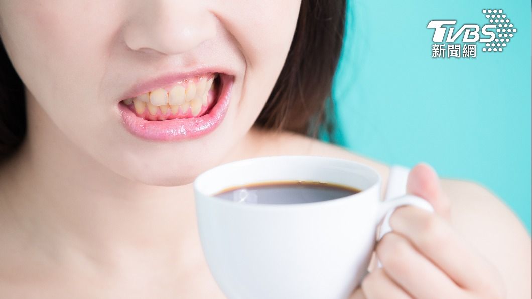 喝咖啡容易導致牙齒變黃。（示意圖，非本文當事人／shutterstock達志影像）