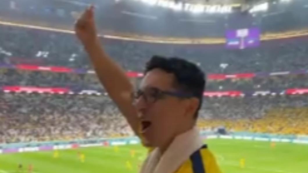 一位厄瓜多球迷做出「數鈔票」手勢，挑釁卡達「再有錢還是輸球！」。（翻攝自 推特@nocontextfooty ）