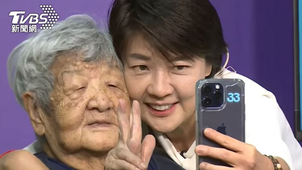 選前最後一週，黃珊珊高齡93歲的母親首度公開現身，坐著輪椅到競選總部為她加油打氣。（圖／TVBS）