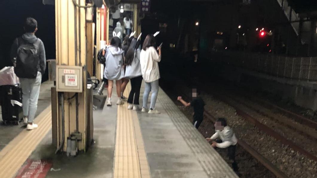一群學生在百福車站鐵軌嬉鬧。（圖／翻攝自「百福社區好厝邊」臉書）