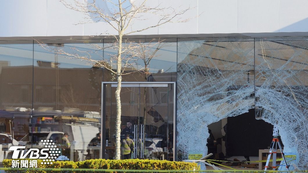 美國麻州一處蘋果商店遭SUV撞擊，造成1人死亡、店面玻璃也撞出巨大缺口。（圖/達志影像路透社）