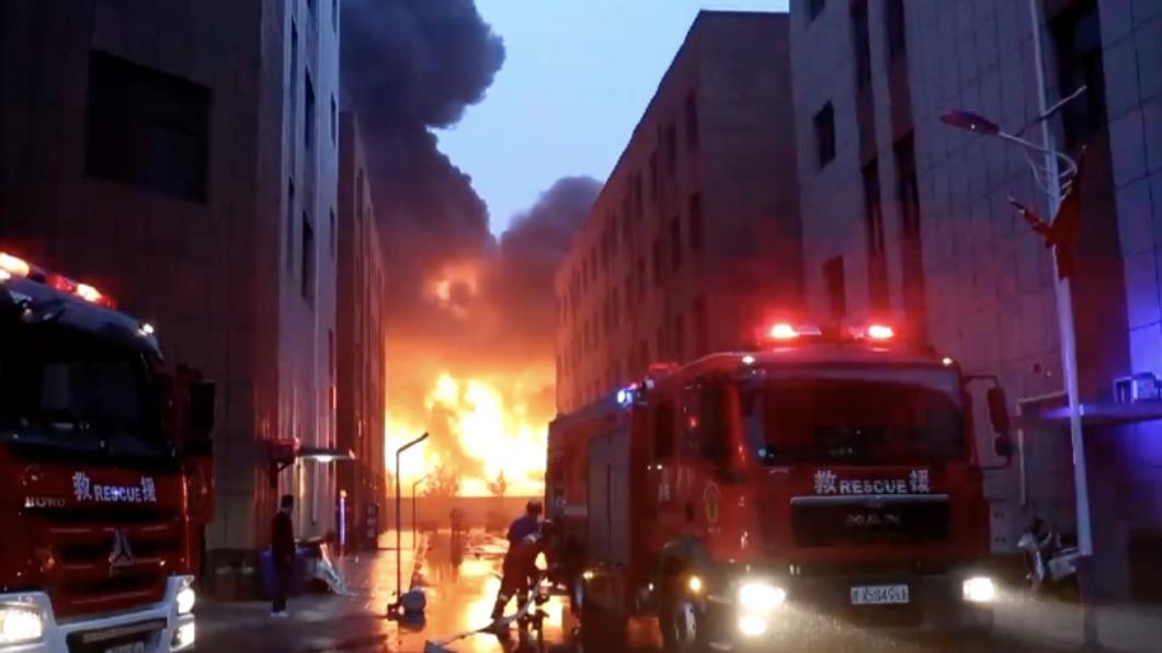 中國河南省一處商貿廠房昨日下午發生大火，奪走36條人命。（圖／翻攝自微博）