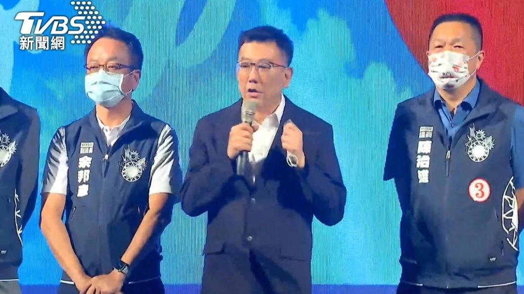 藍營新竹市議會副議長余邦彥（左）、林耕仁競總主委許修睿（中）現身高虹安造勢晚會。（圖／TVBS）