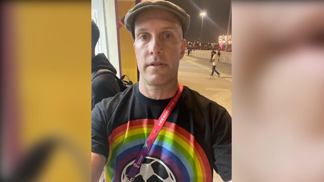 美國足球記者沃爾（Grant Wahl）因穿著象徵支持LGBTQ族群的「彩虹衣」，竟被保全擋在場外半小時。（圖／翻攝自 推特@GrantWahl）