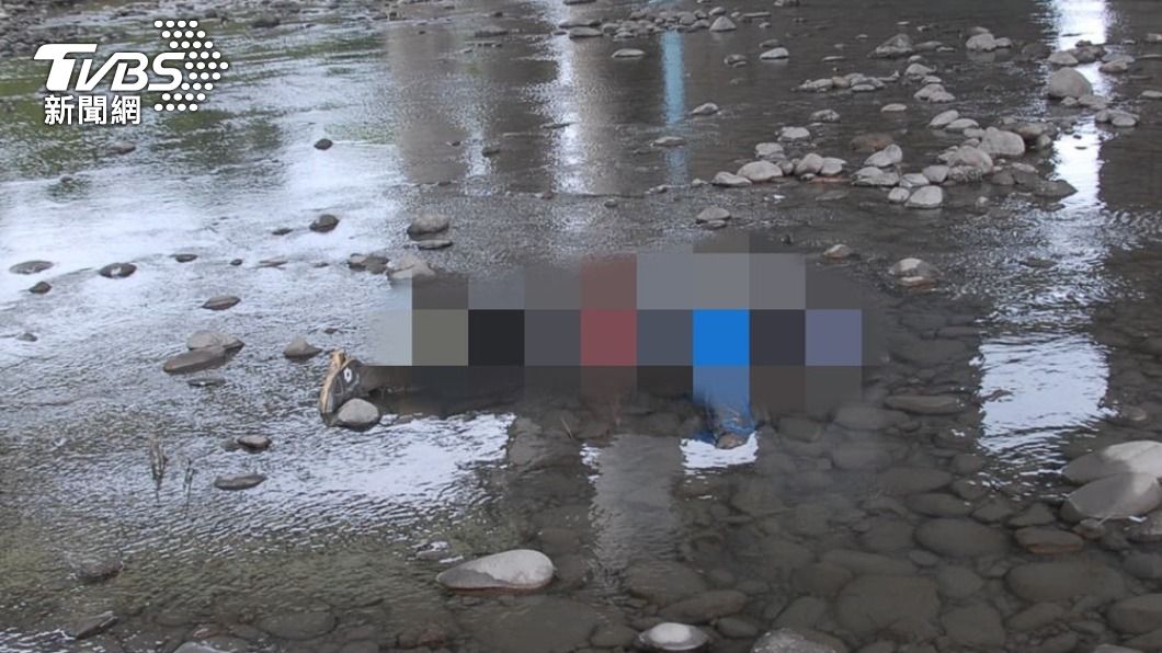 新北市秀朗橋下出現流水屍，但因泡水過久雙手脫皮，無法確認身分。（圖／TVBS）