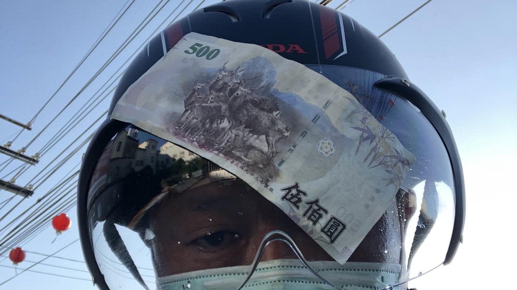 一名男網友分享自己日前騎車環島時被500元鈔票打臉。（圖／翻攝自臉書社團「騎車環島趣」）