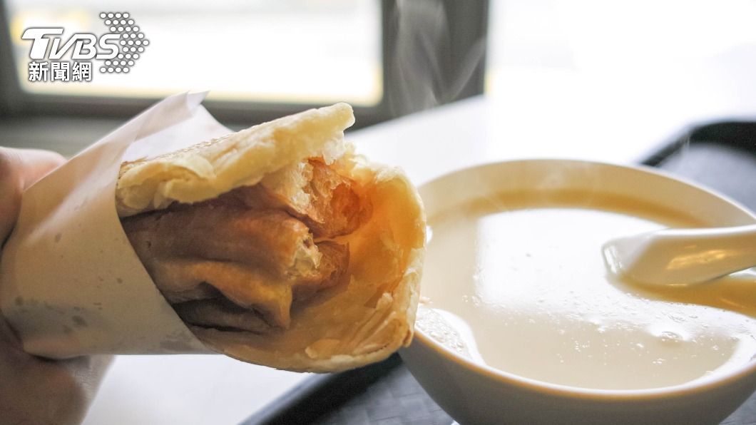 許多人愛吃的中式早餐是燒餅油條配豆漿。（示意圖／shutterstock達志影像）