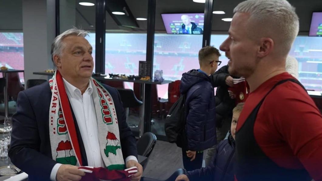 匈牙利親俄的極右派總理奧班（Viktor Orban），21日戴著一條繡有1918年之前「大匈牙利」地圖的圍巾。（圖／翻攝自 推特@nexta_tv）