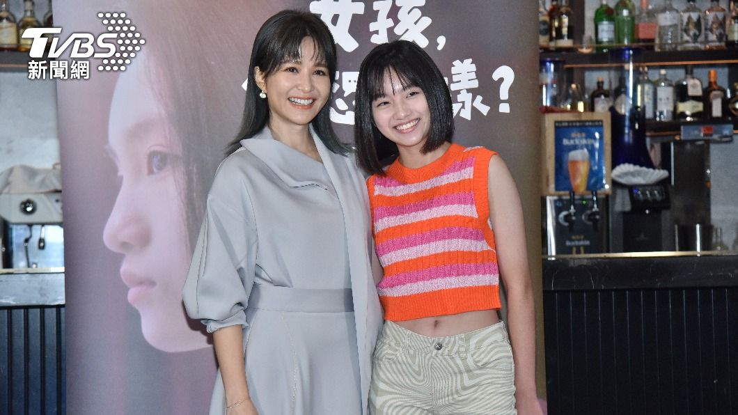 吳怡霈（左）、蔡海殷劇中演出母女檔。（圖／梁恩誌攝）