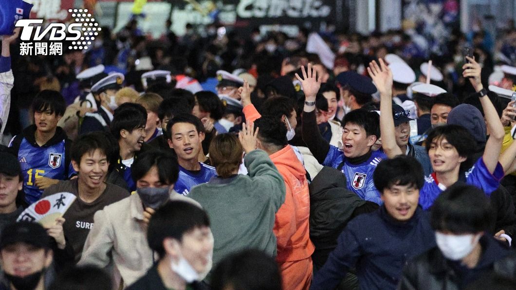 身穿藍衣、在澀谷街頭狂歡的球迷們。（圖／達志影像美聯社）