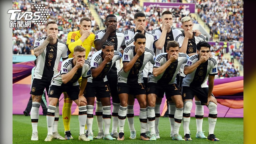 德國隊球員在賽前拍照時集體摀嘴以抗議卡達當局及FIFA壓迫人權。（圖／達志影像路透）