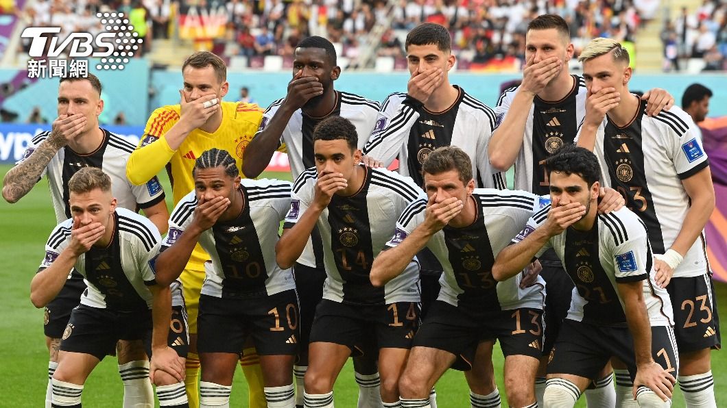 德國球員用右手摀住嘴。（圖／達志影像美聯社）