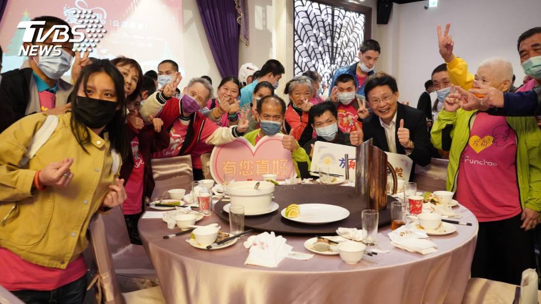 首場「愛無限公益餐會」20日於桃園鉑宴會館舉行。(圖/TVBS提供)