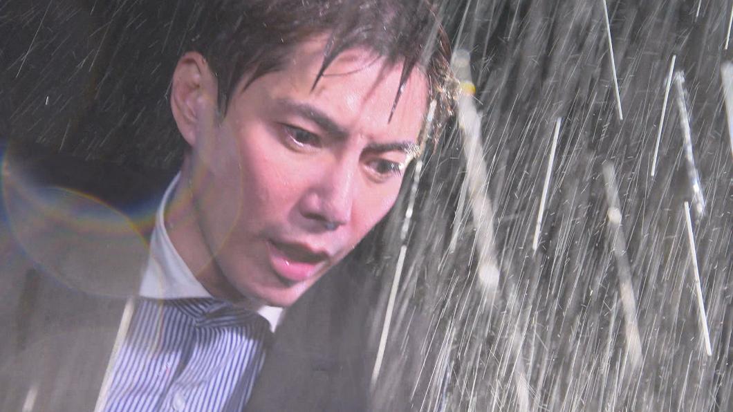 劇中王凱開車撞到人、雨中查看。（圖／民視提供）