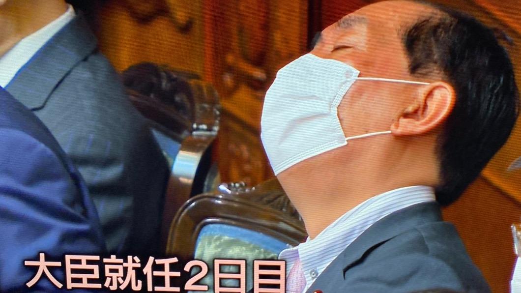 日本新任總務大臣松本剛明才上任2天，就被媒體捕捉到他在國會上打嗑睡。（圖／翻攝自@iloveyoulove777推特）