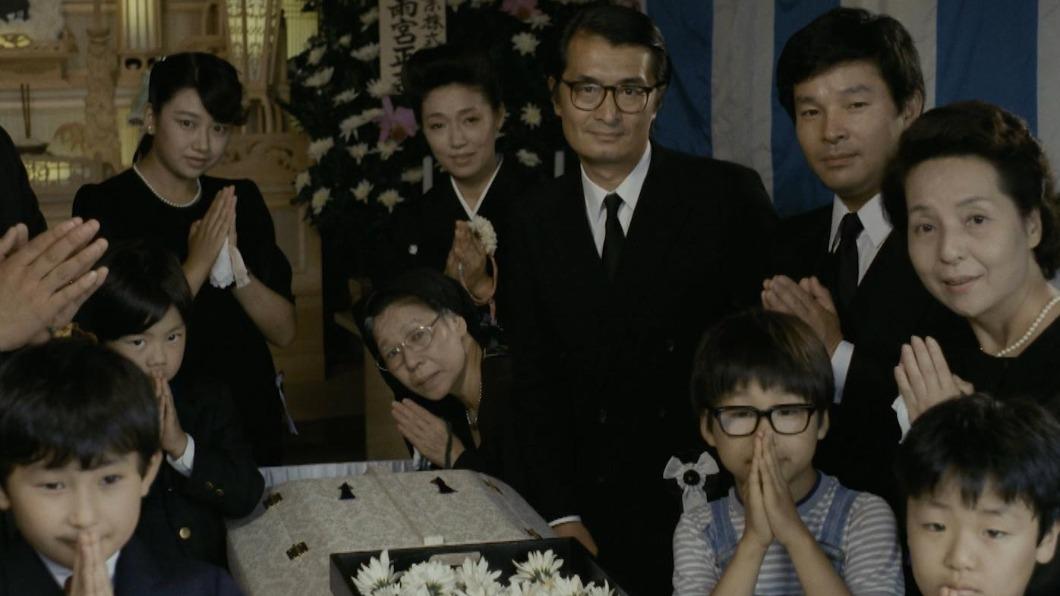 《葬禮》劇中瞻仰遺容前的大合照，其中戴眼鏡的小男孩為伊丹萬作。（圖／双喜電影提供