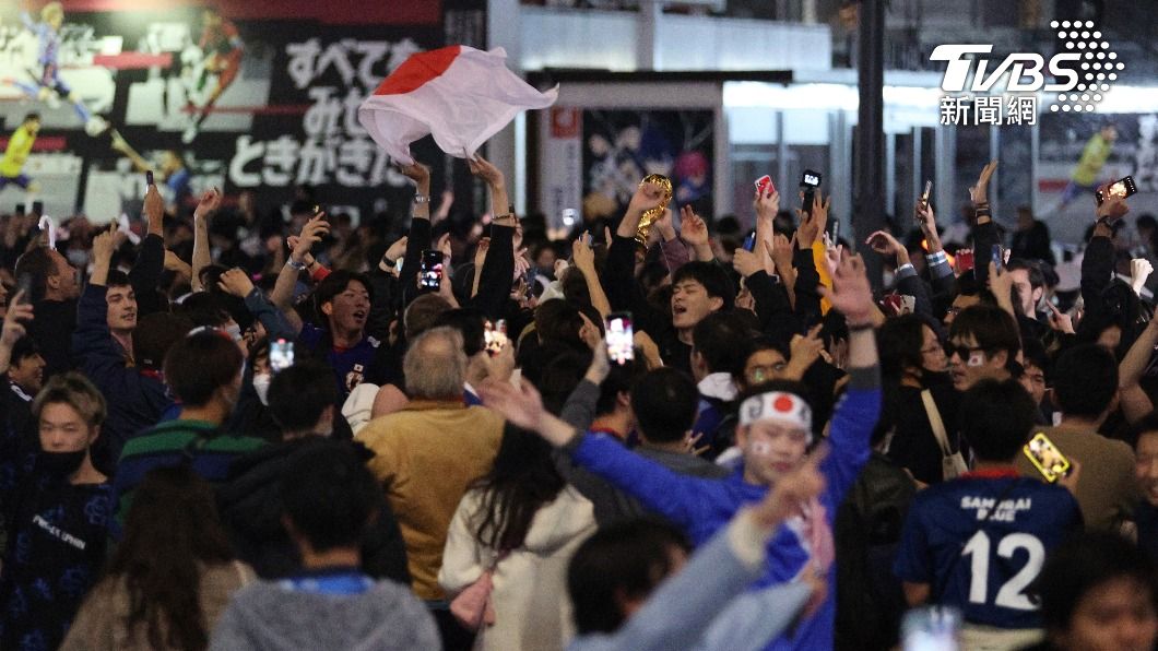 日本隊贏球後，球迷們衝向日本澀谷招牌大十字路口狂歡。（圖／達致影像美聯社）